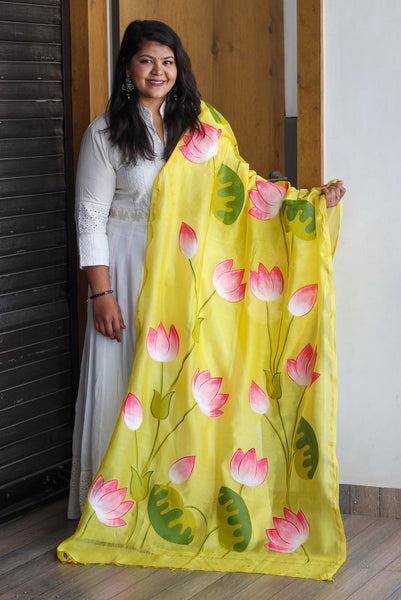 Handpainted Dupattas, Hand painted Flower pattern dupatta, handpainted pichwai dupatta, chanderi dupatta, handwoven dupata, Handpainted Lotus Dupatta